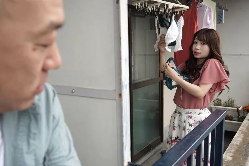 Gã nhà kề bên chuyên soi mói và cặp vợ người chồng thường xuyên rên la quá to