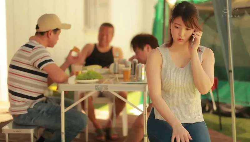 Chồng yêu khờ để vợ tham gia sự kiện cắm trại với mấy gã gần nhà và cái kết