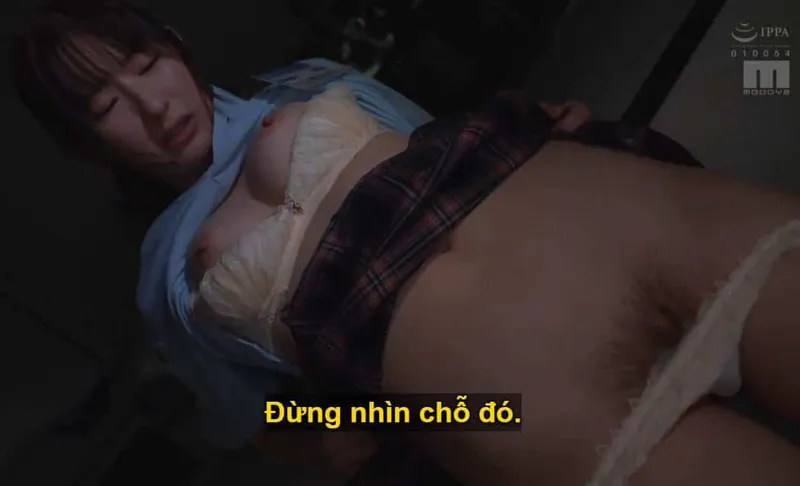 Ông sếp lập mưu đụ con nhân viên dưới quyền kiêu kỳ lười nhác, suốt ngày chỉ chăm chăm chat chit cùng người yêu.